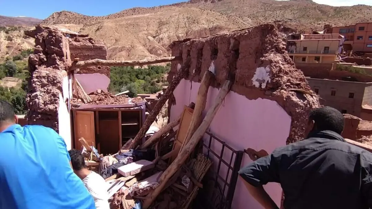 Vários morreram e os sobreviventes pernoitam em tendas e no chão