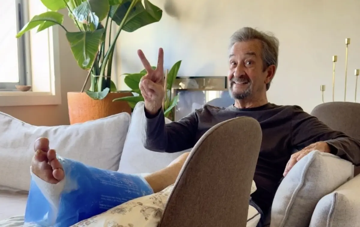 Carlos Areia encontra-se em casa a recuperar de uma cirurgia ao tornozelo, depois de uma queda, mantendo o foco no regresso gradual à atividade artística