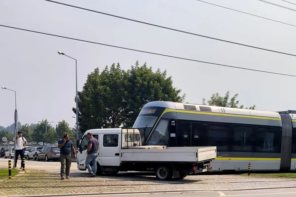 Imagem de contexto do artigo Colisão entre Metro do Porto e automóvel cortou linha Verde entre Fórum Maia e ISMAI