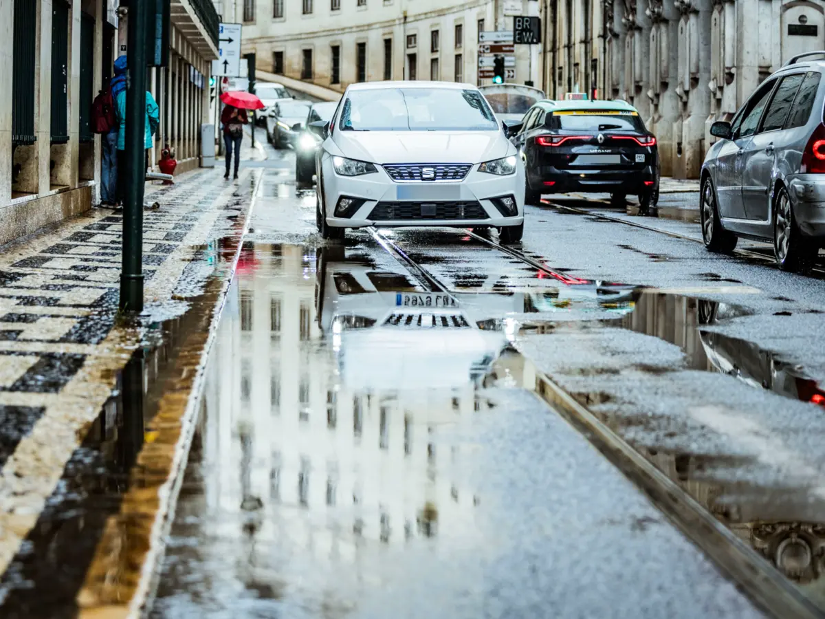 Quanto a estradas cortadas, a situação vai sendo gerida pelos serviços de proteção civil municipais
