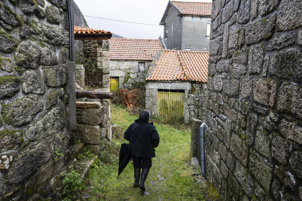 Palmira Esteves mostra a aldeia que João Amorim e mais dois sócios querem recuperar com estes e outros projetos para as casas