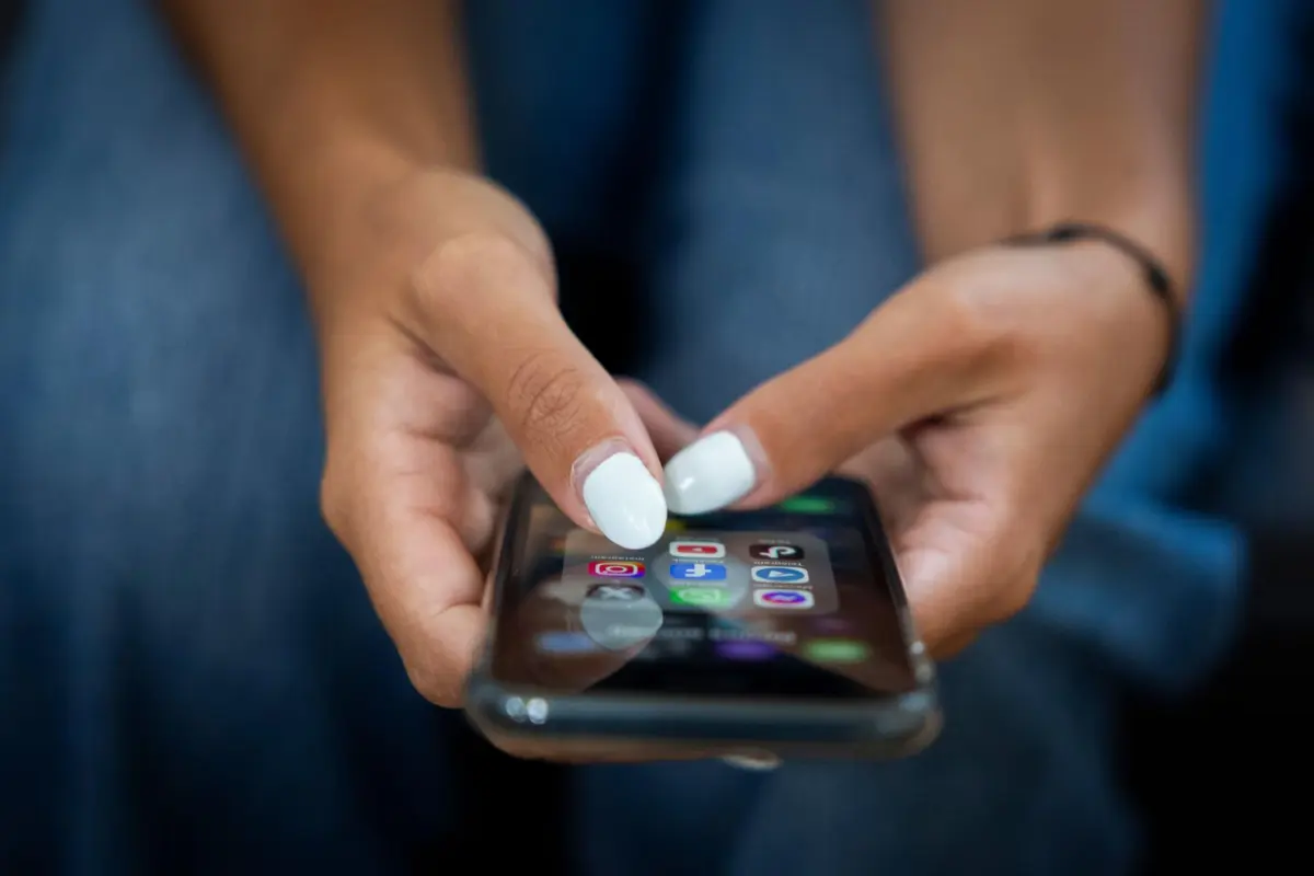 Campanha "não significa que o WhatsApp ou o Signal tenham sido comprometidos"