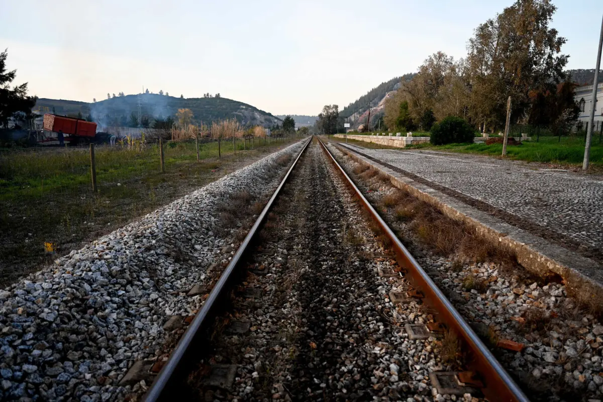 O projeto prevê a construção de quatro linhas férreas