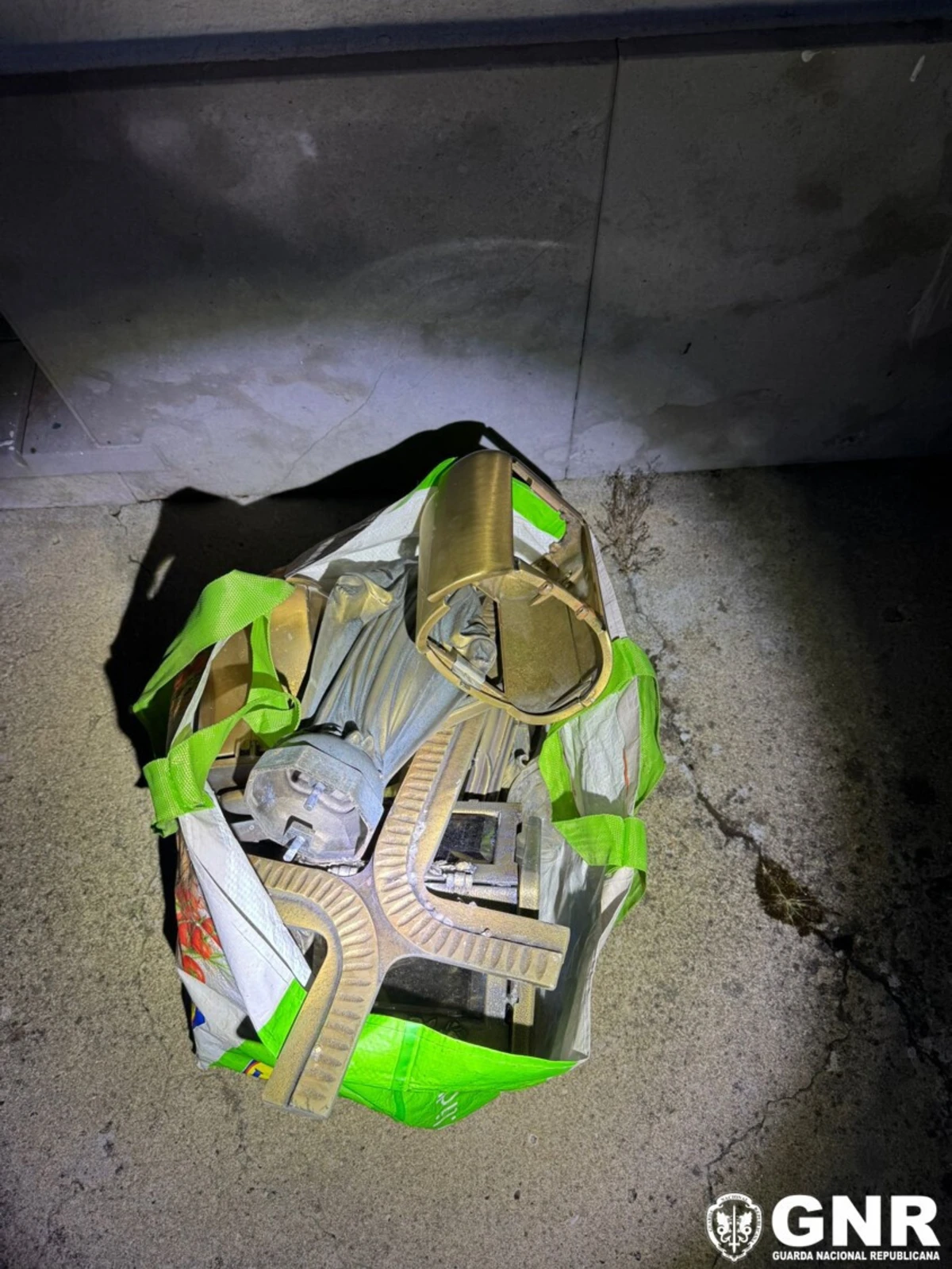 Militares recuperaram objetos furtados no cemitério de Pêro Pinheiro