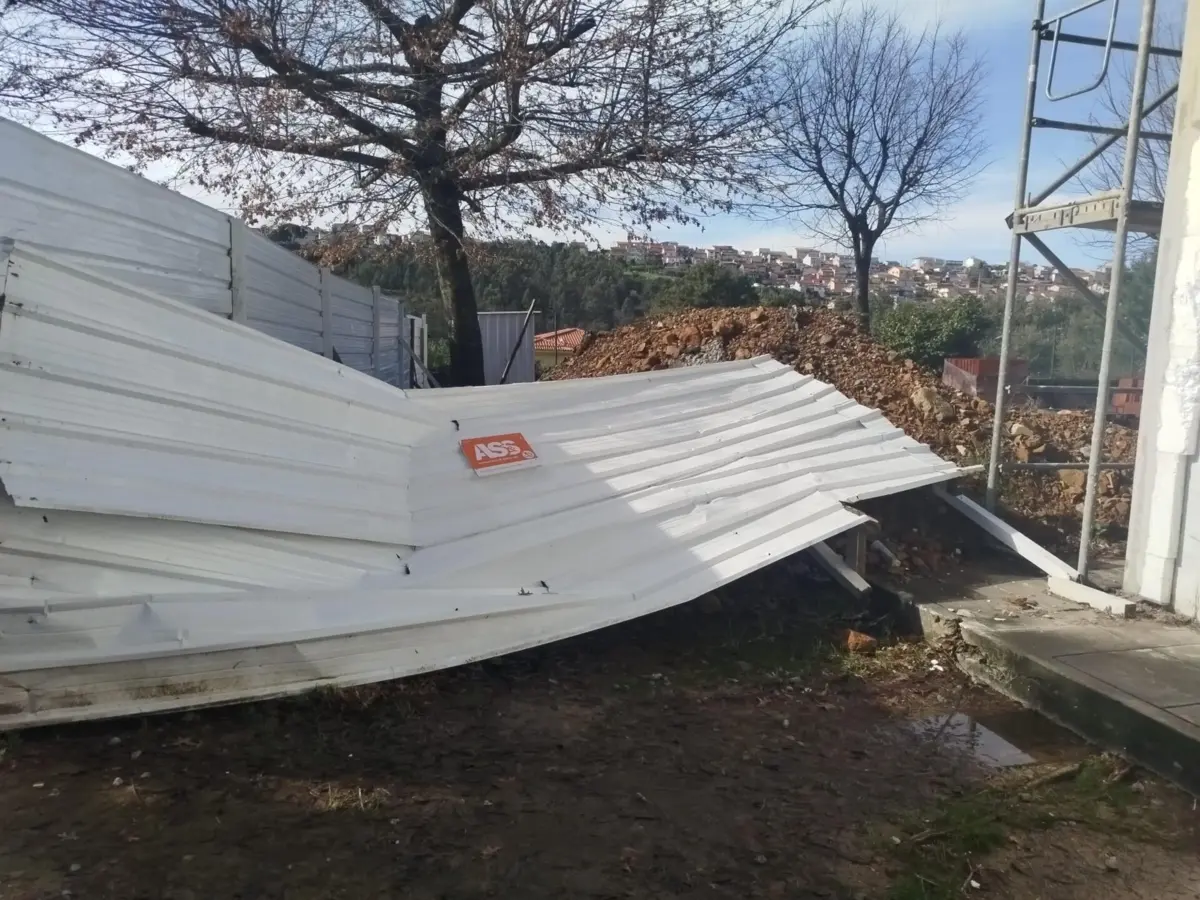 Chapa de proteção das obras caiu durante o fim de semana