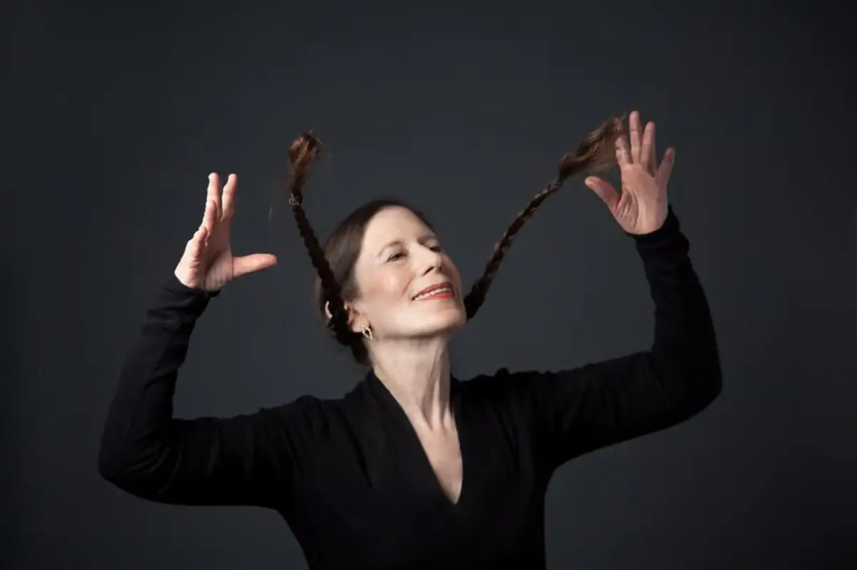 Meredith Monk, de 82 anos: voz, piano e harpa de boca.
