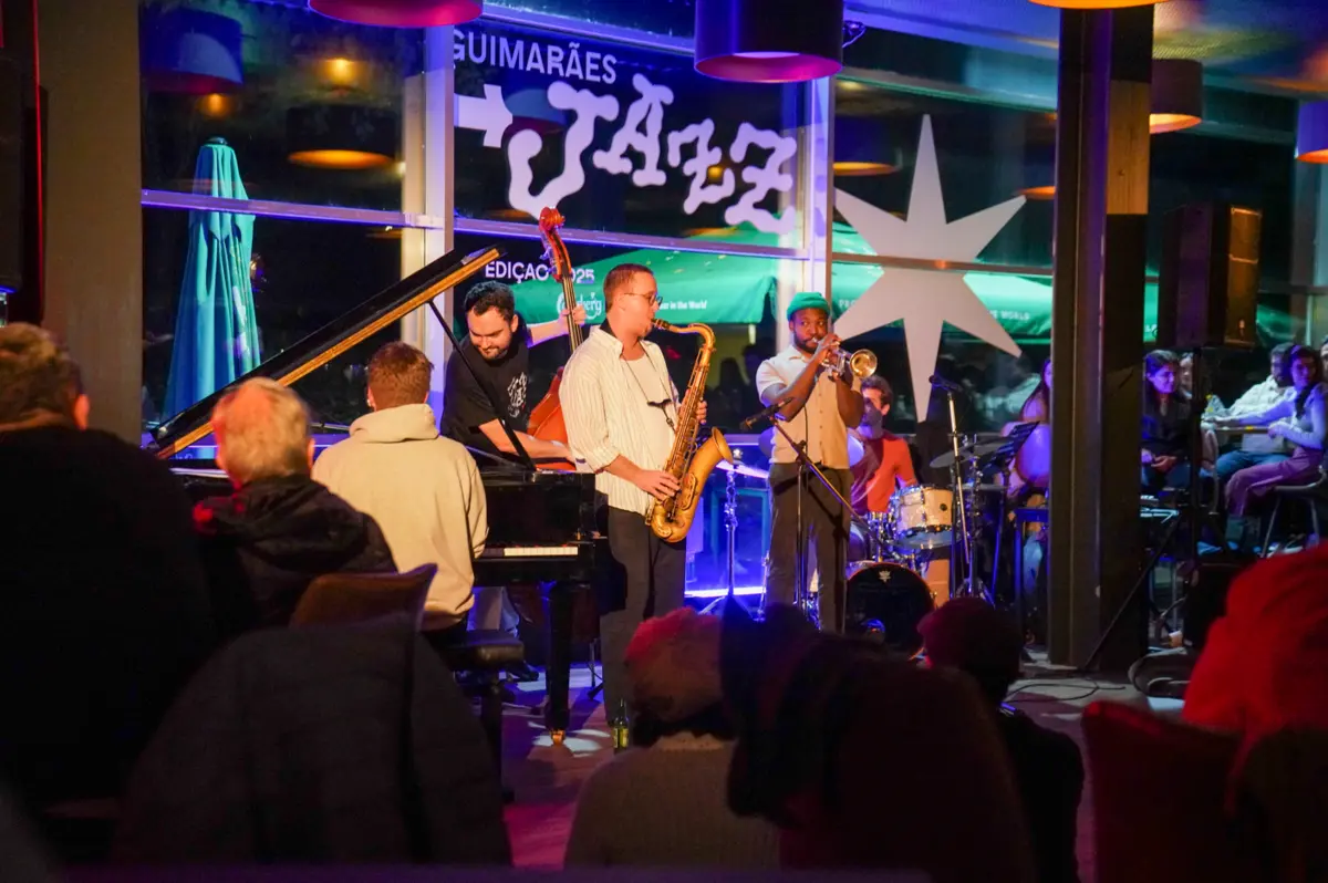 Depois de imprimir ritmo jams, Alex Hitchcock apresenta-se em concerto