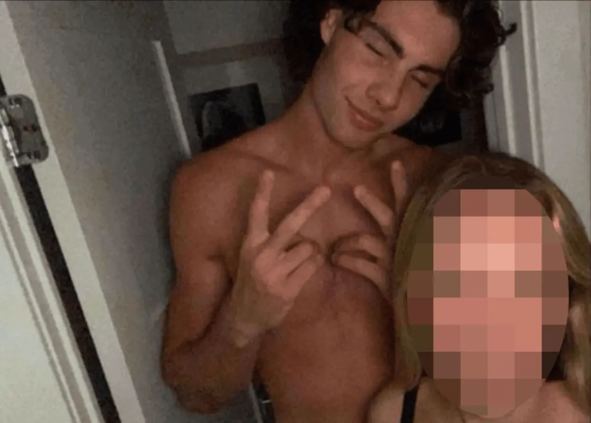 O jogador com a menor, numa das imagens que circulam na Internet