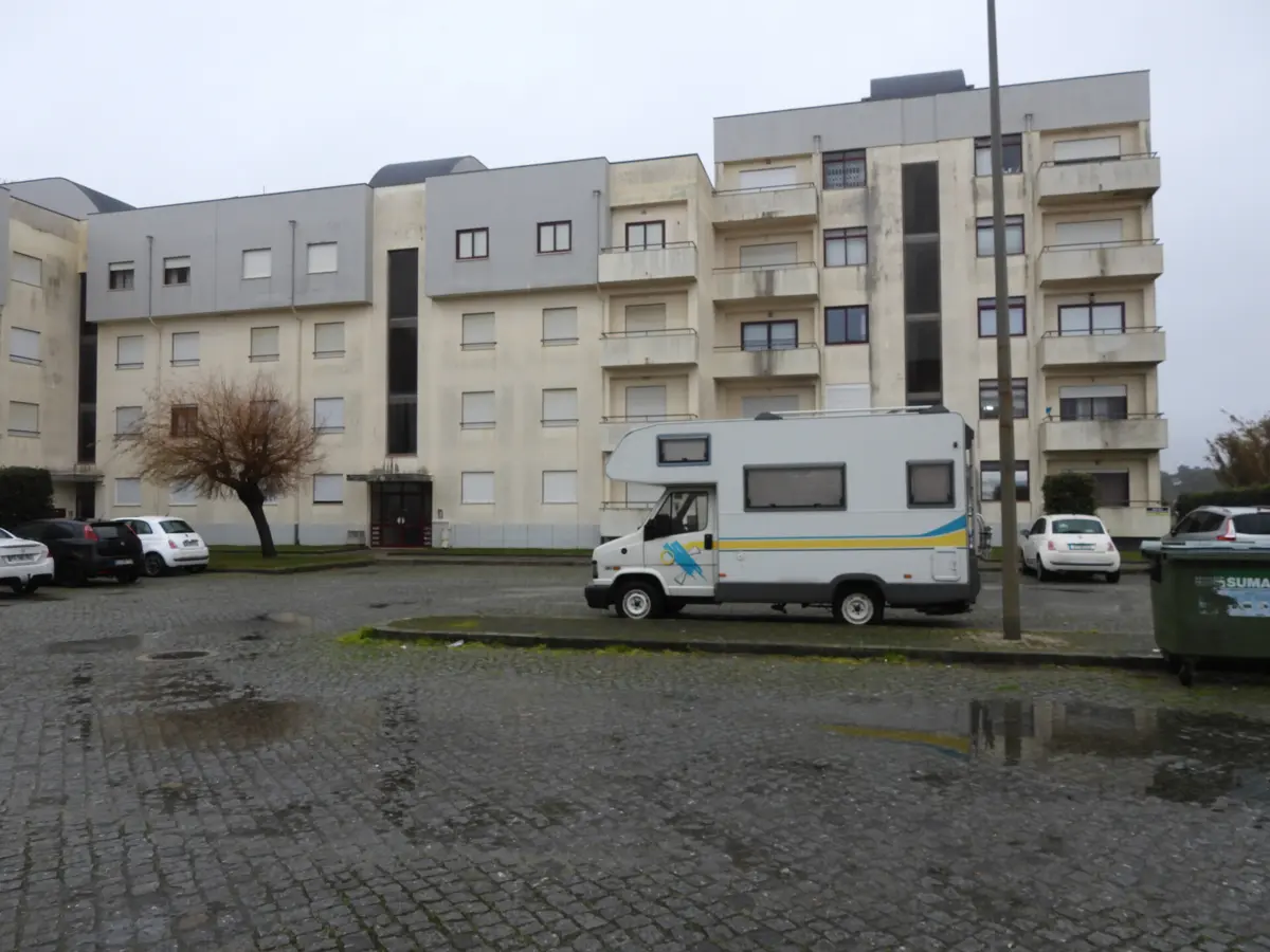 Vítima morreu no apartamento situado na Praceta Manuel Rebelo na Apúlia