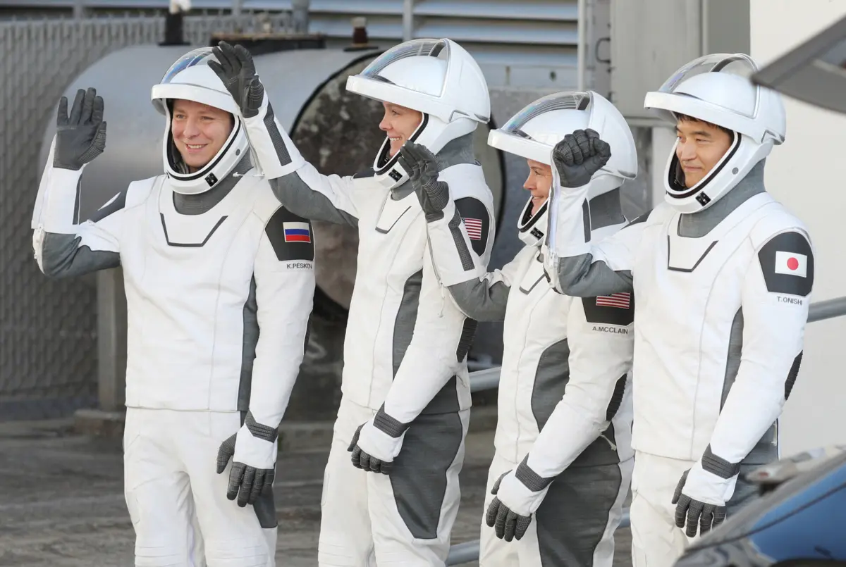 Uma vez na estação espacial, a tripulação americana, japonesa e russa substituirá Wilmore e Williams, que estão lá desde junho