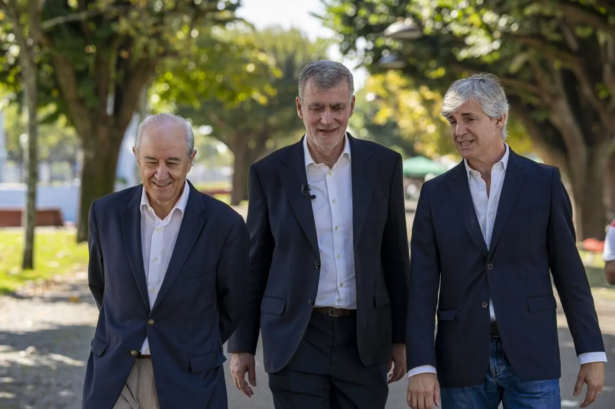 Henrique Gouveia e Melo (ao centro), acompanhado por Rui Rio e Luís Nobre