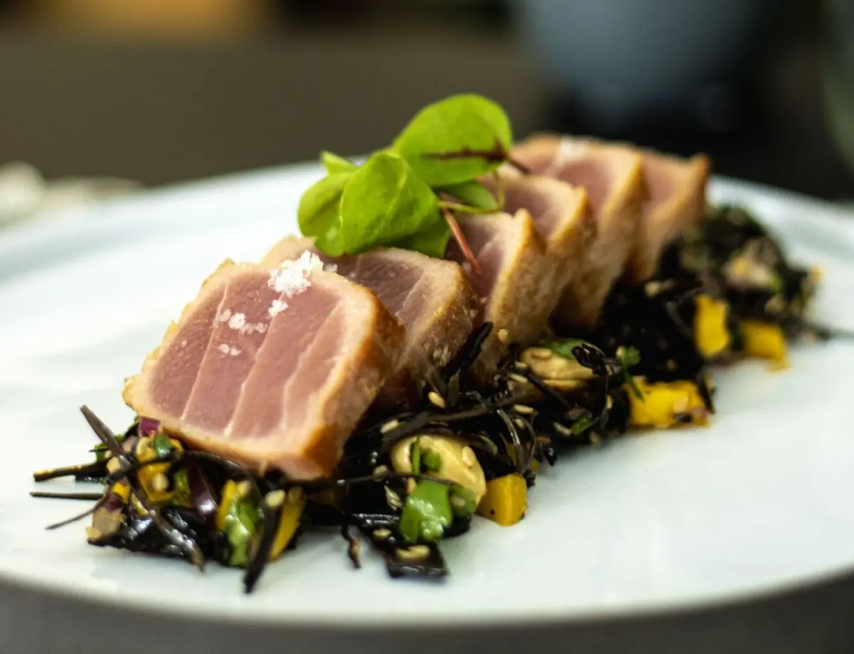 Tarantelo de atum selado com salada de algas e manga.