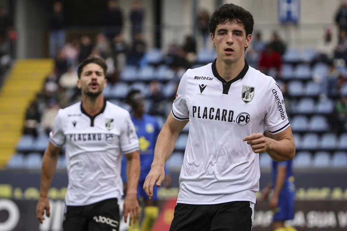 Águias bateram os ingleses do Wolves na corrida ao médio defensivo dos vimaranenses