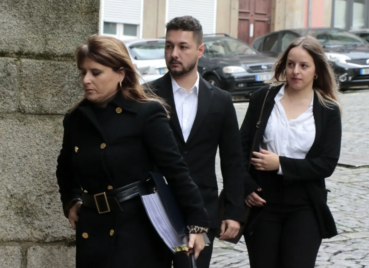 Advogado de Roberto Silva (ao centro) apresentou pedido de recusa do coletivo, que foi julgado improcedente pelo Tribunal da Relação