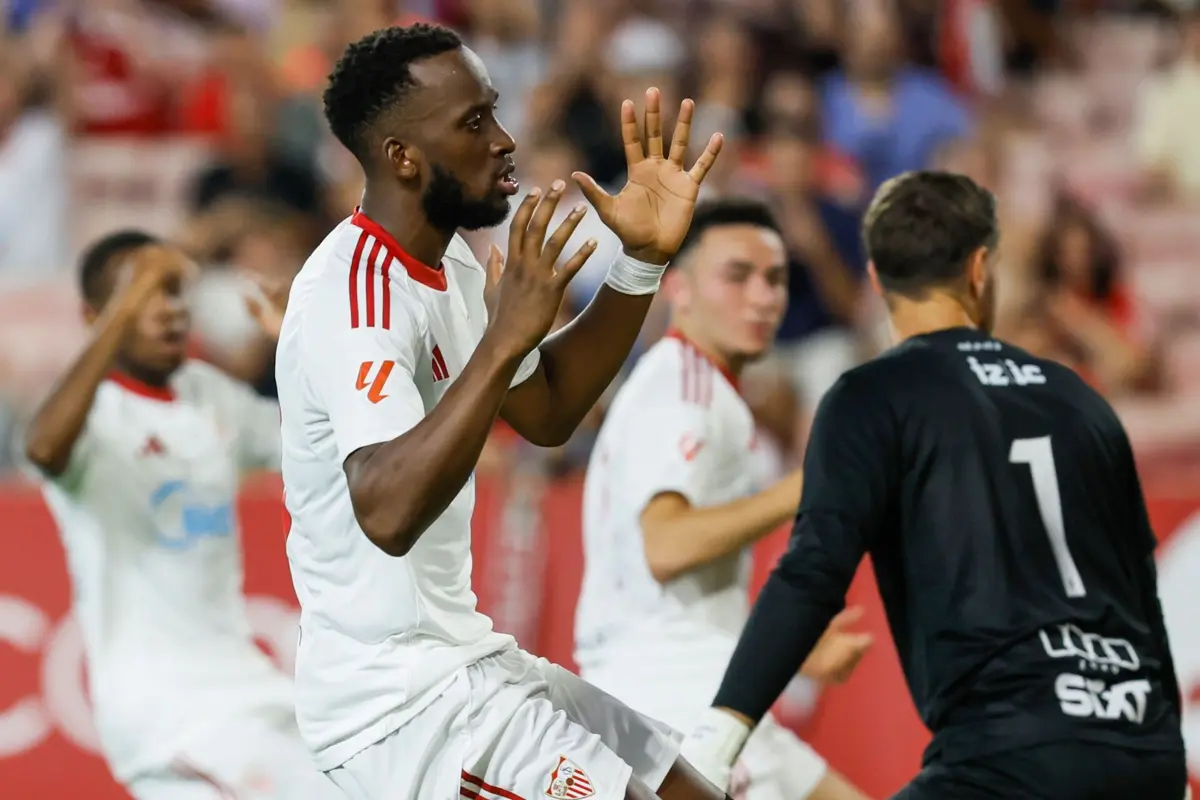 Dodi Lukebakio com a camisola do Sevilha