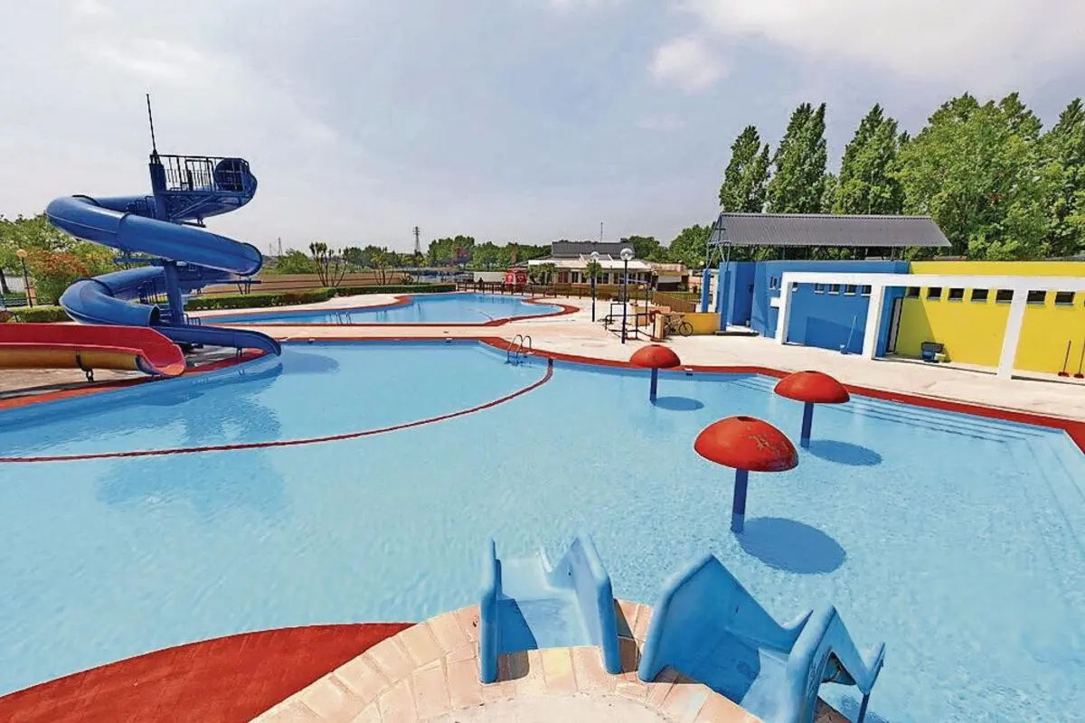 O menino passou com o pai pelo parque ribeirinho da Baixa da Banheira para comprar um gelado no restaurante As Piscinas