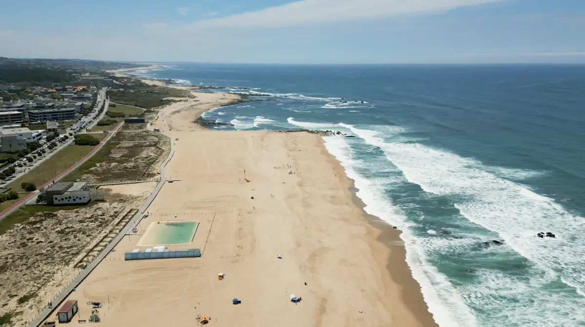 Piscina aquecida no meio do areal tem sido um êxito