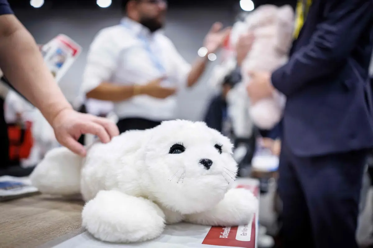 Foca robô apresentada numa feira internacional como um instrumento de apoio à saúde mental