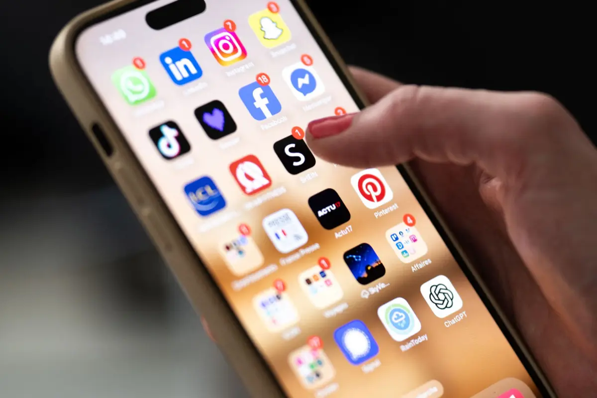 Exposição a estratégias de vendas agressivas online, jovens são levados a comprar de forma impulsiva