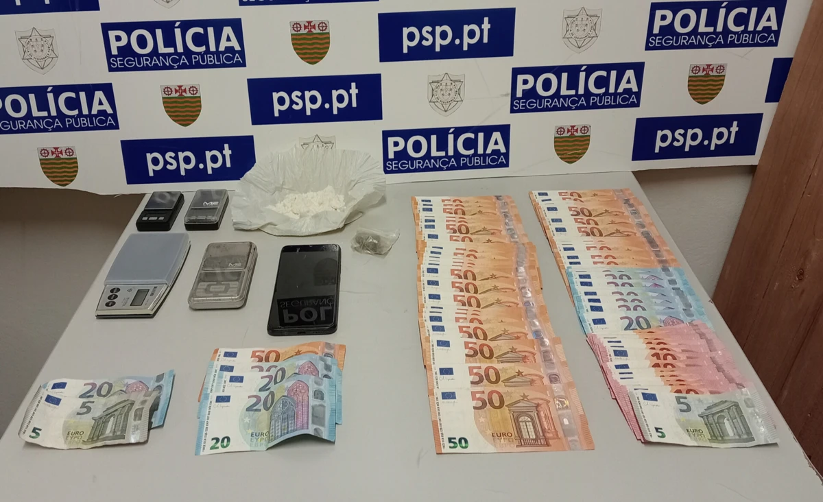 Foram aprendidos cerca de três mil euros e diversos artigos utilizadas no tráfico