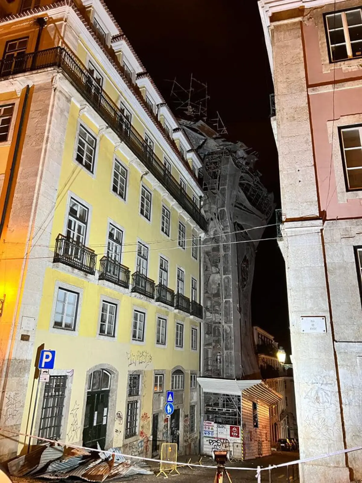 Queda do andaime com cobertura provisória