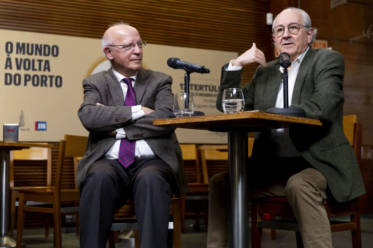 Conversa com Rui Rio (à direita) foi moderada por Augusto Santos Silva