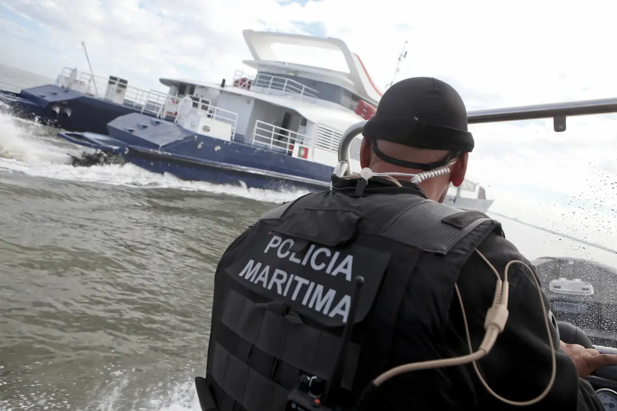 Embarcação de pesca colidiu com o navio catamarã "Antero Quental" e dois pescadores estão desaparecidos