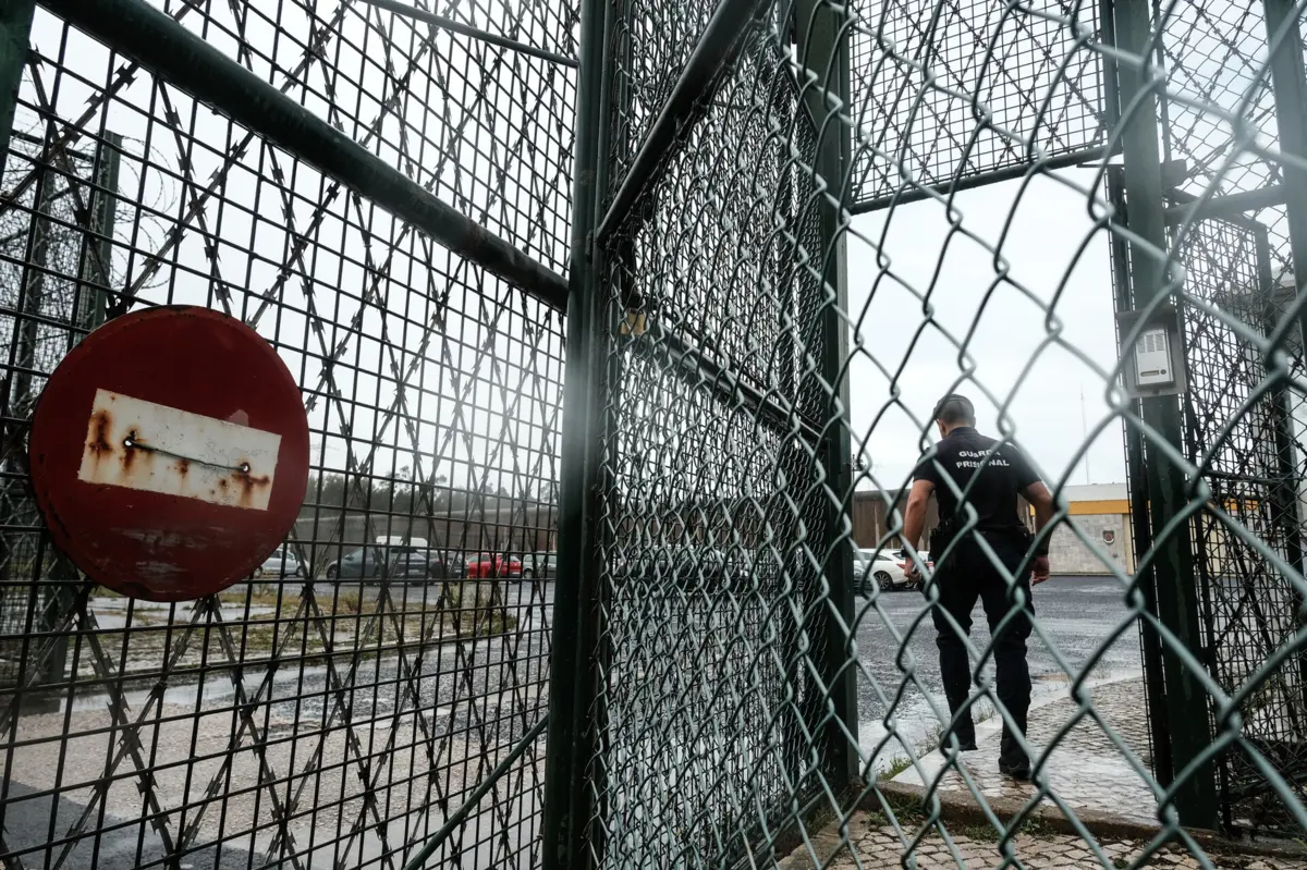 Apontadas falhas ao diretor e guardas da cadeia de onde fugiram cinco reclusos perigosos