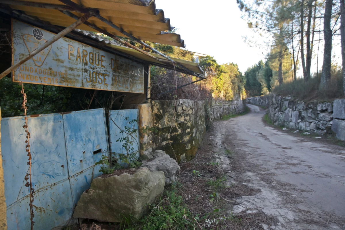 Os cofres estavam escondidos em muro de pedra numa rua de terra batida pouco movimentada, em Rio de Moinhos, Penafiel
