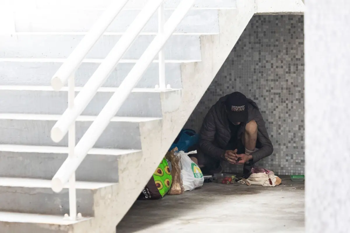 Entre estas pessoas estão moradores que foram obrigados a deixar as suas casas devido ao aumento das rendas e cujos rendimentos não lhes permite alugar sequer um quarto