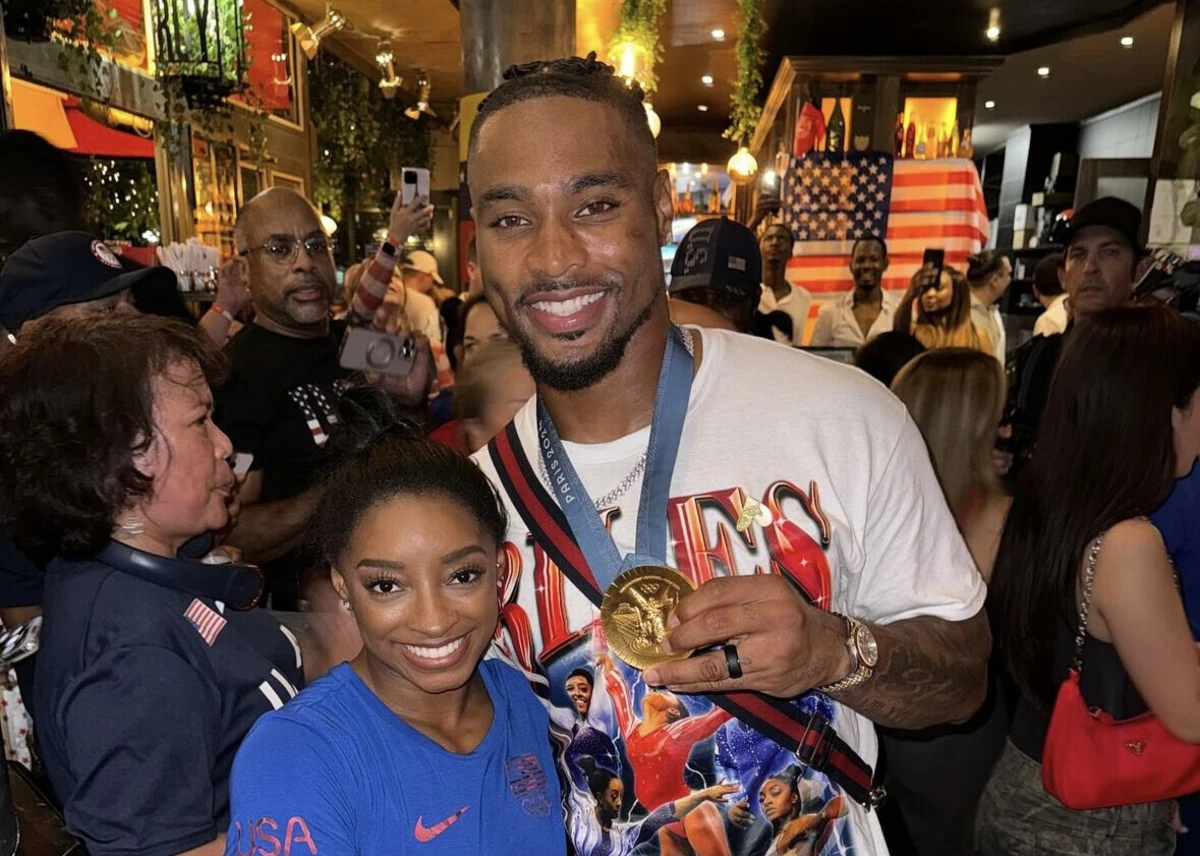 Simone Biles com o marido, Jonathan Owens, nos Jogos Olímpicos de Paris