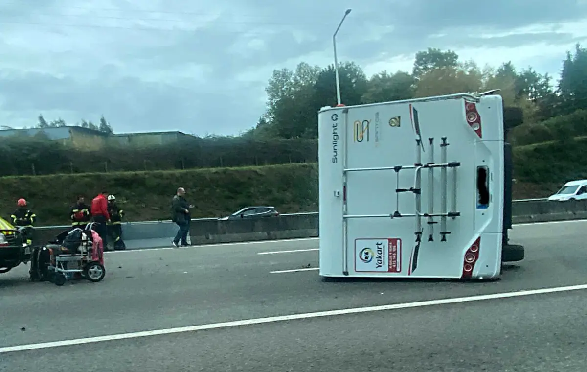 Autocaravana tombou na estrada