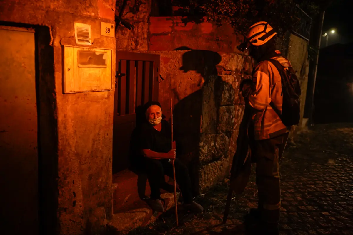 Responsável relatou ao JN que "o fogo está às portas da Ermida"