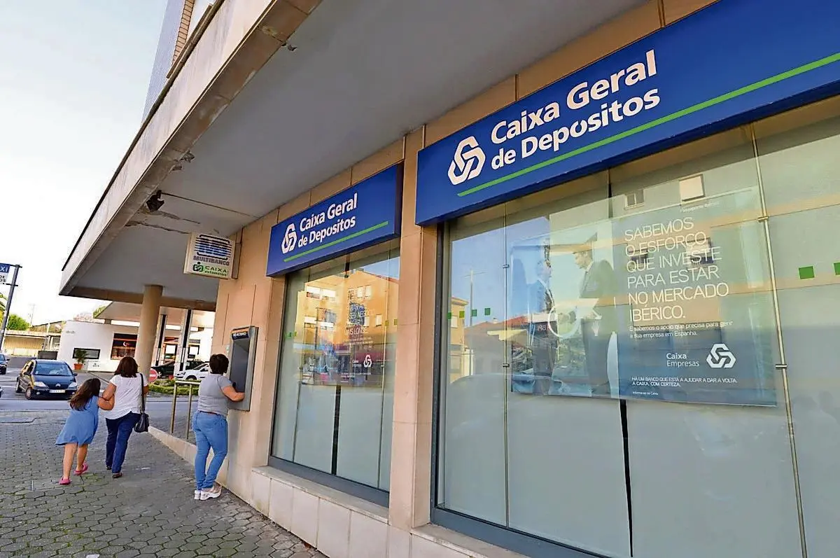 Assaltante armado esteve durante cerca de uma hora no interior da agência da CGD