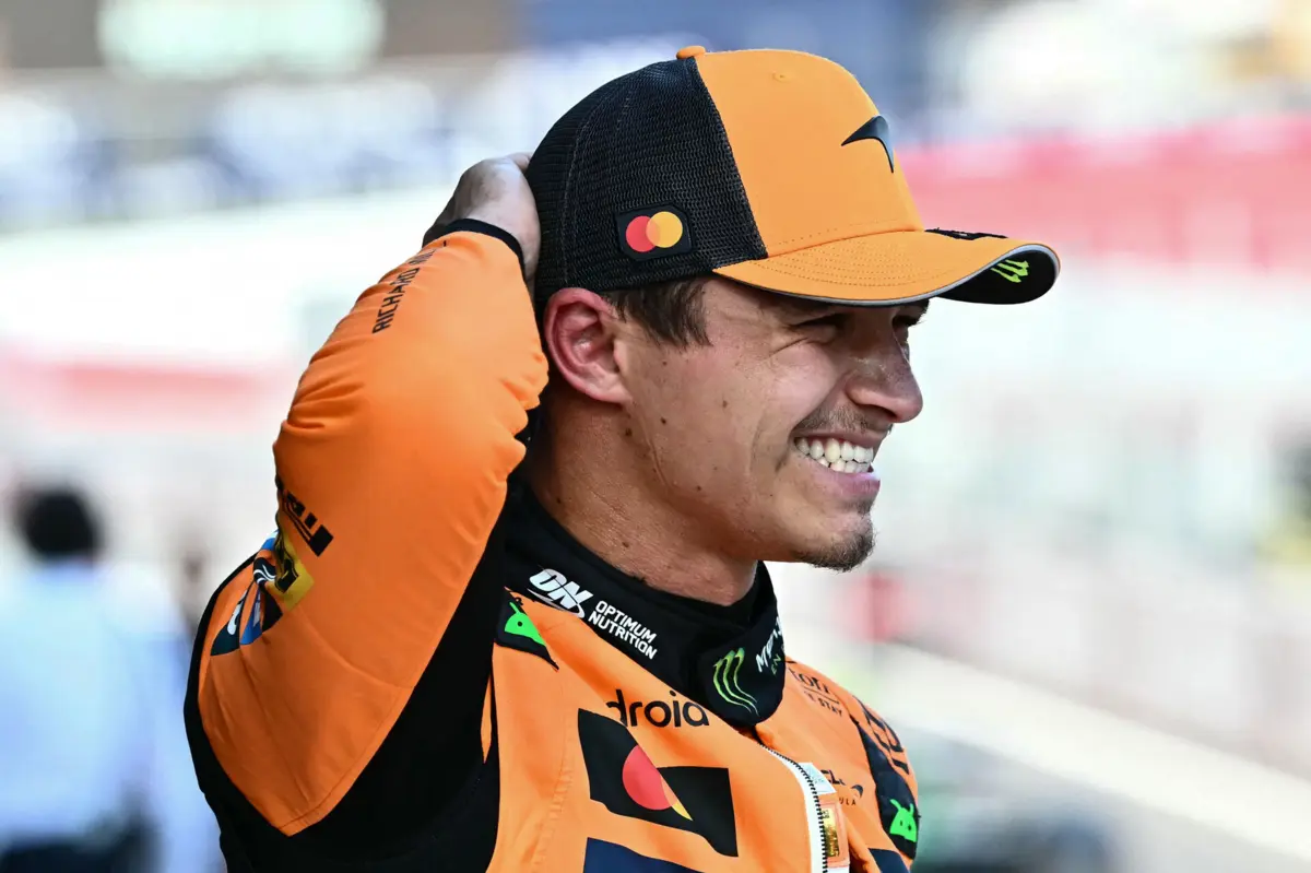 Piloto britânico bateu Leclerc e o colega de equipa Piastri