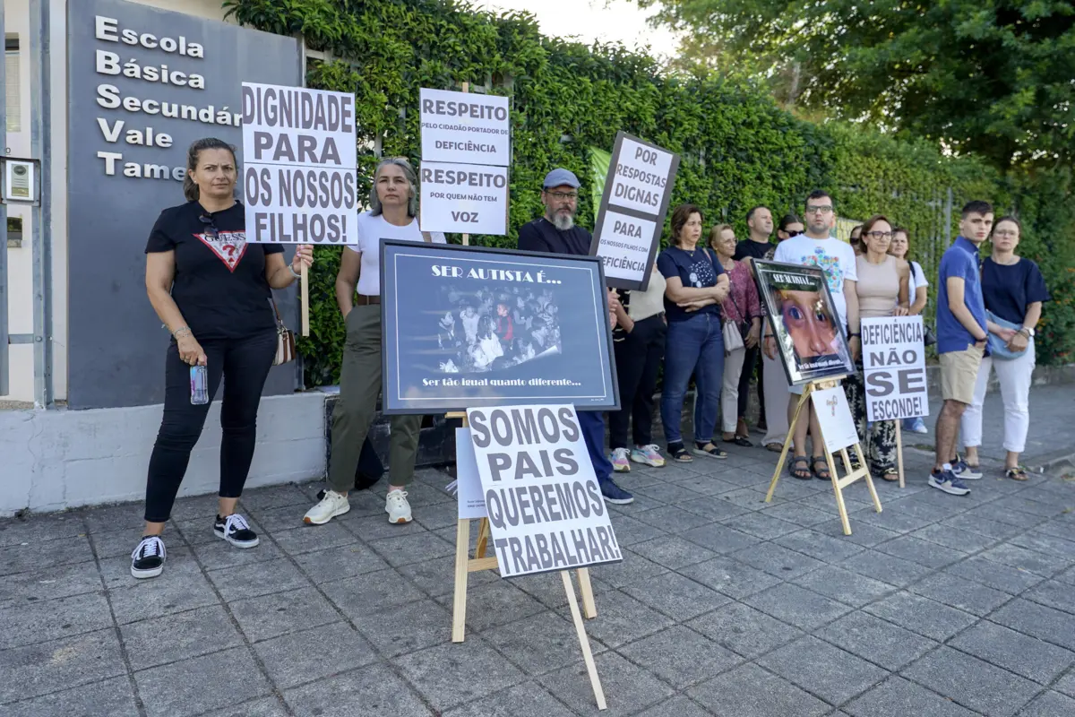 Protesto de pais junto ao Agrupamento de Escolas Vale do Tamel, em Barcelos