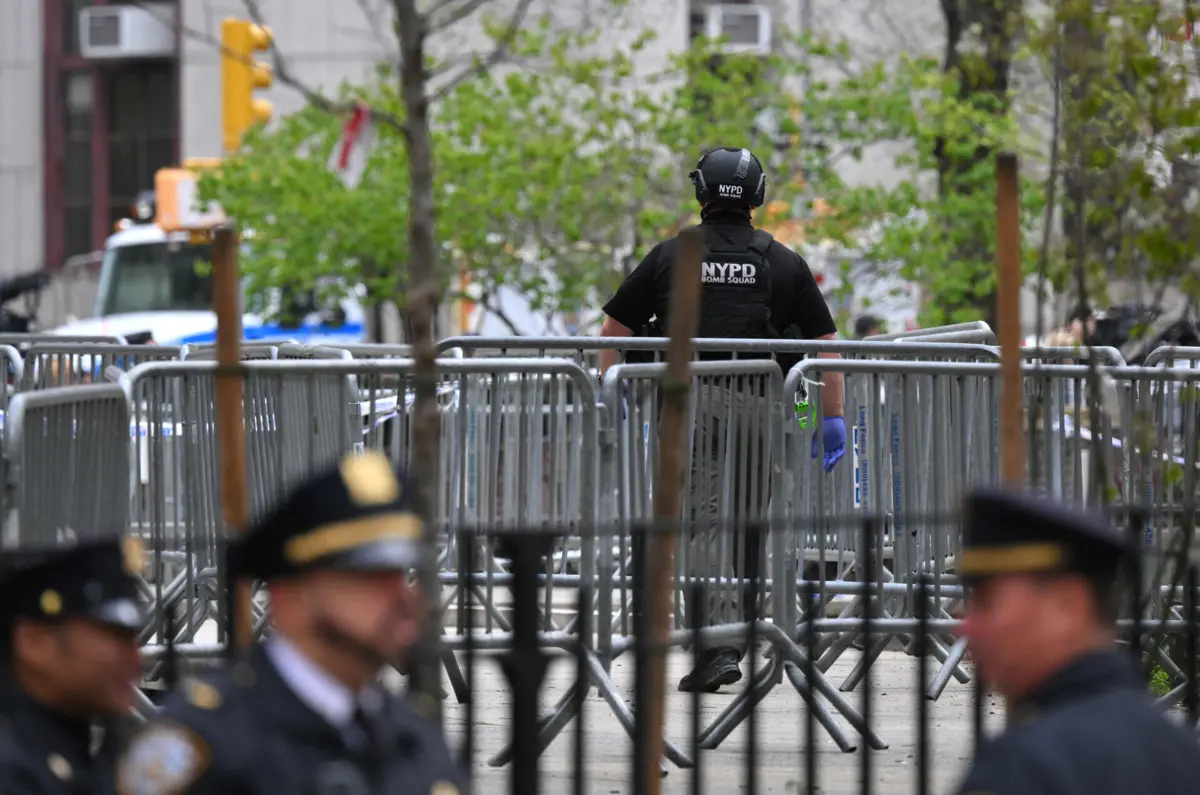 Imagem de contexto do artigo Homem imola-se pelo fogo à porta do tribunal onde decorre julgamento de Trump