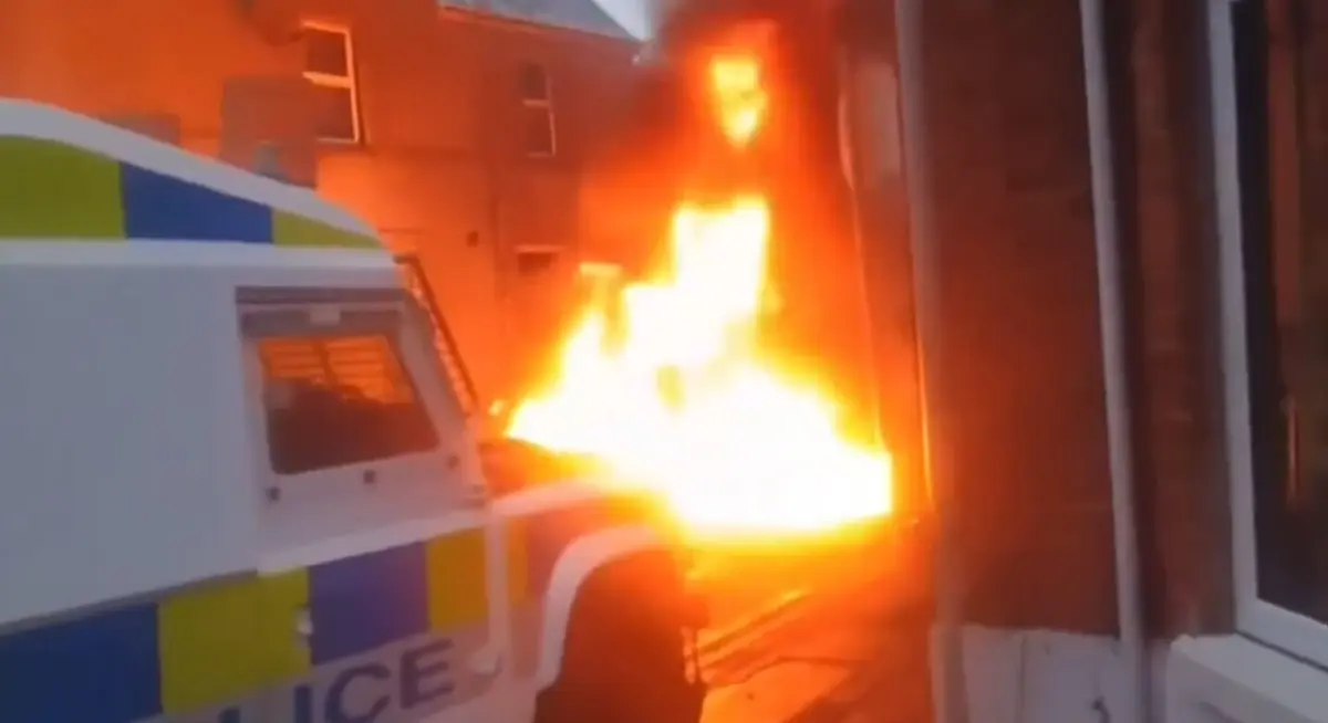 Imagem de contexto do artigo Distúrbios anti-imigração na Irlanda do Norte deixam 15 polícias feridos