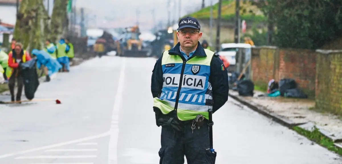 Um agente PSP na Marinha Grande, depois da passagem da depressão Kristin