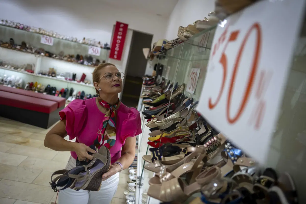 Imagem de contexto do artigo Verão fora de tempo arrasa negócio de vestuário e calçado