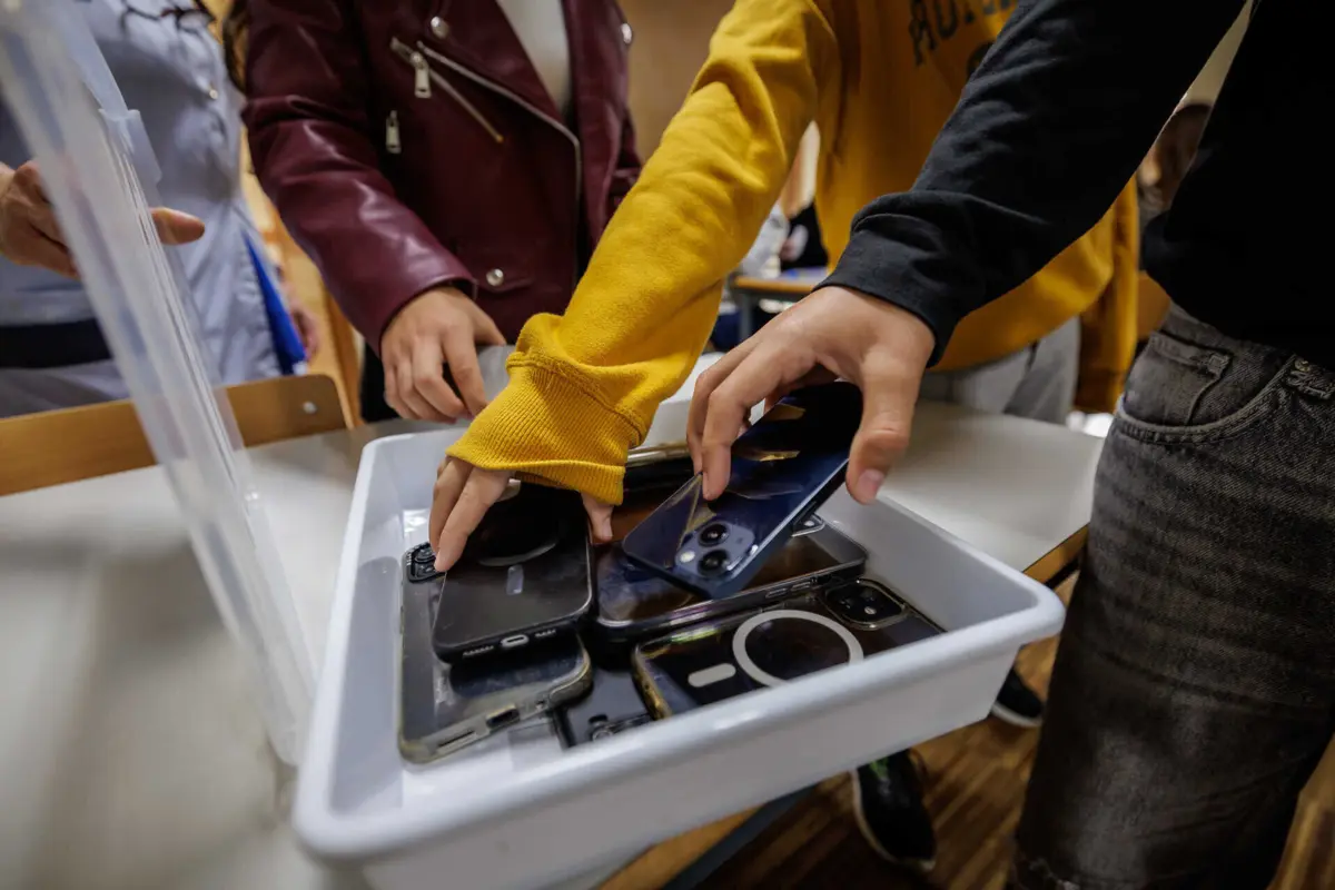 Escolas devem aprovar regras sobre uso de telemóveis