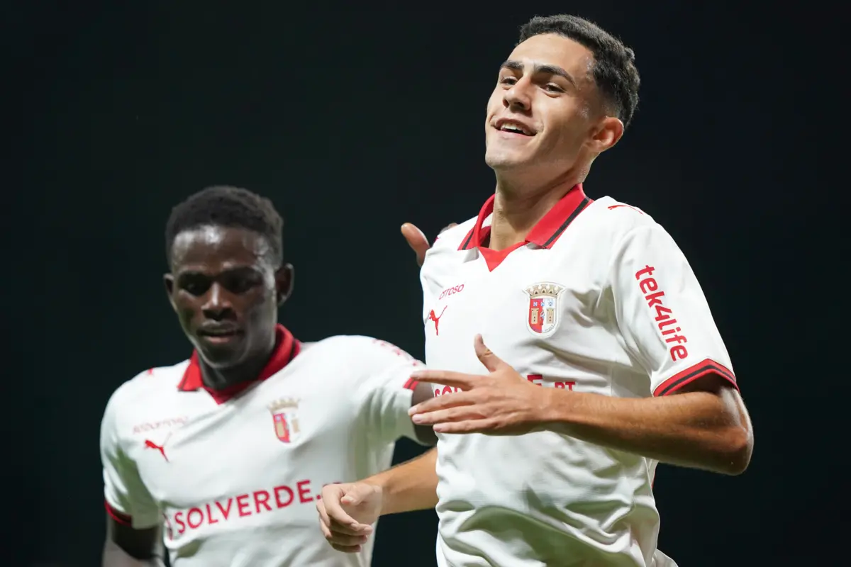 Diego marcou um golaço do meio da rua