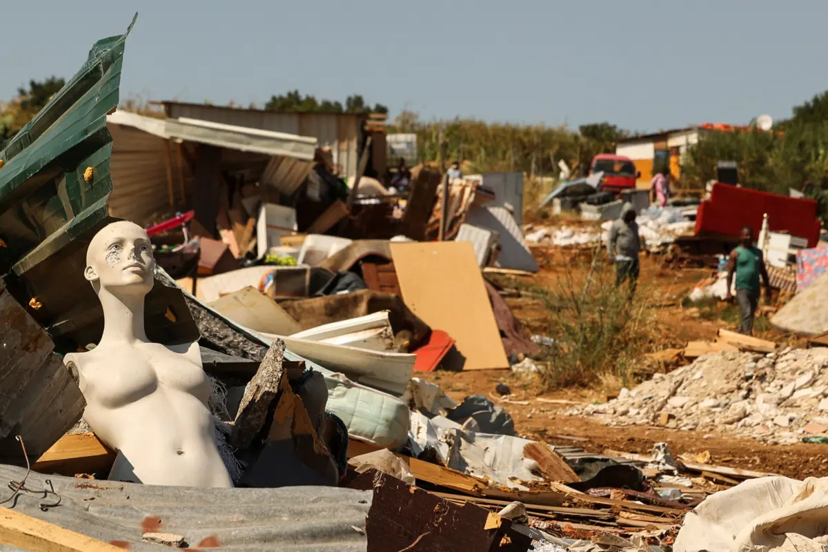 Autarquia iniciou na segunda-feira uma operação de demolição de 64 habitações precárias, que acolhem 161 pessoas