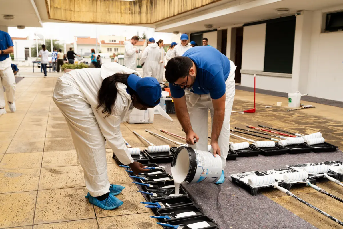 Grupo de voluntários pintou paredes exteriores