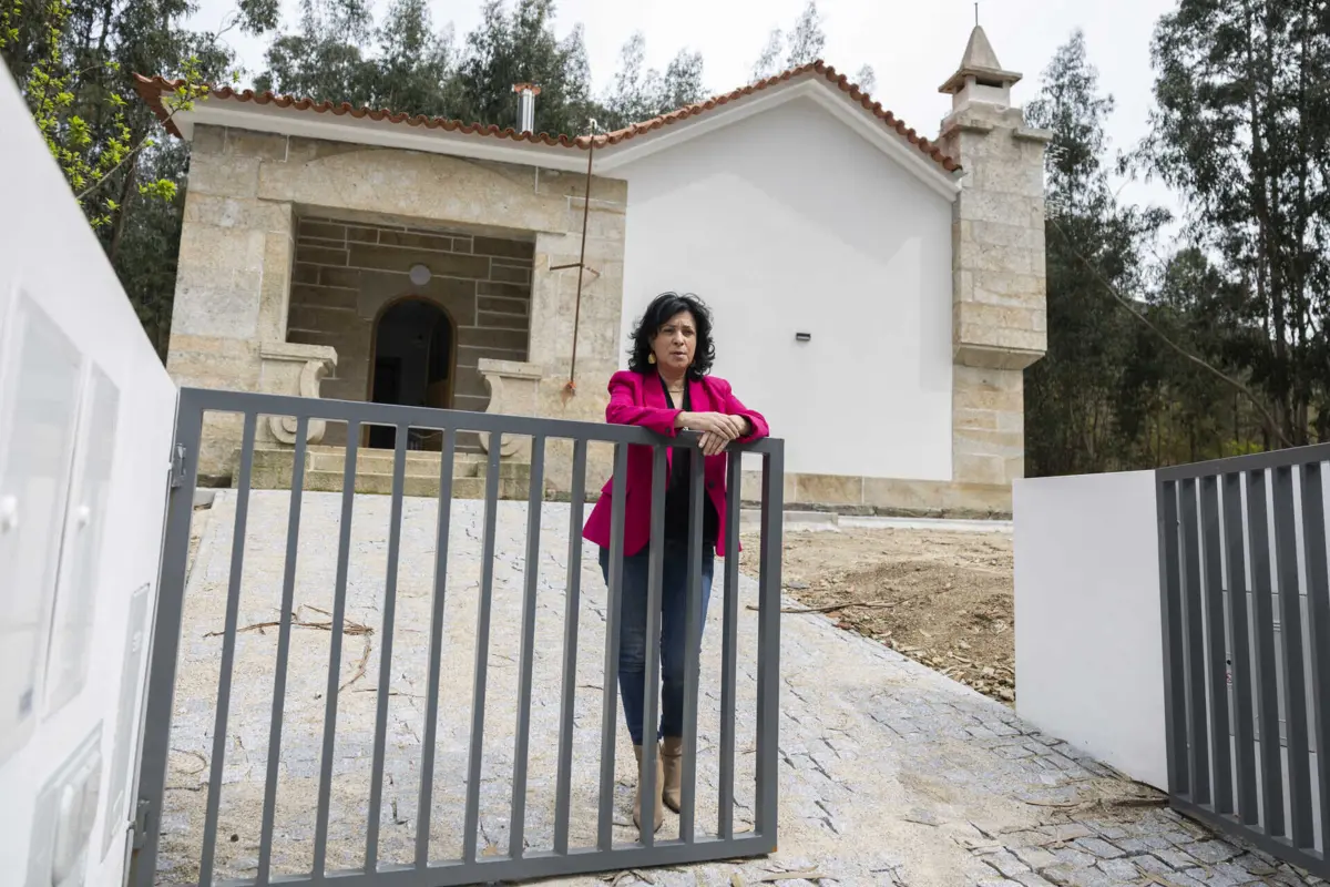 Margarida Belém, presidente da Câmara de Arouca, visitou dois T1, em Vila Nova, onde vão viver dois seniores