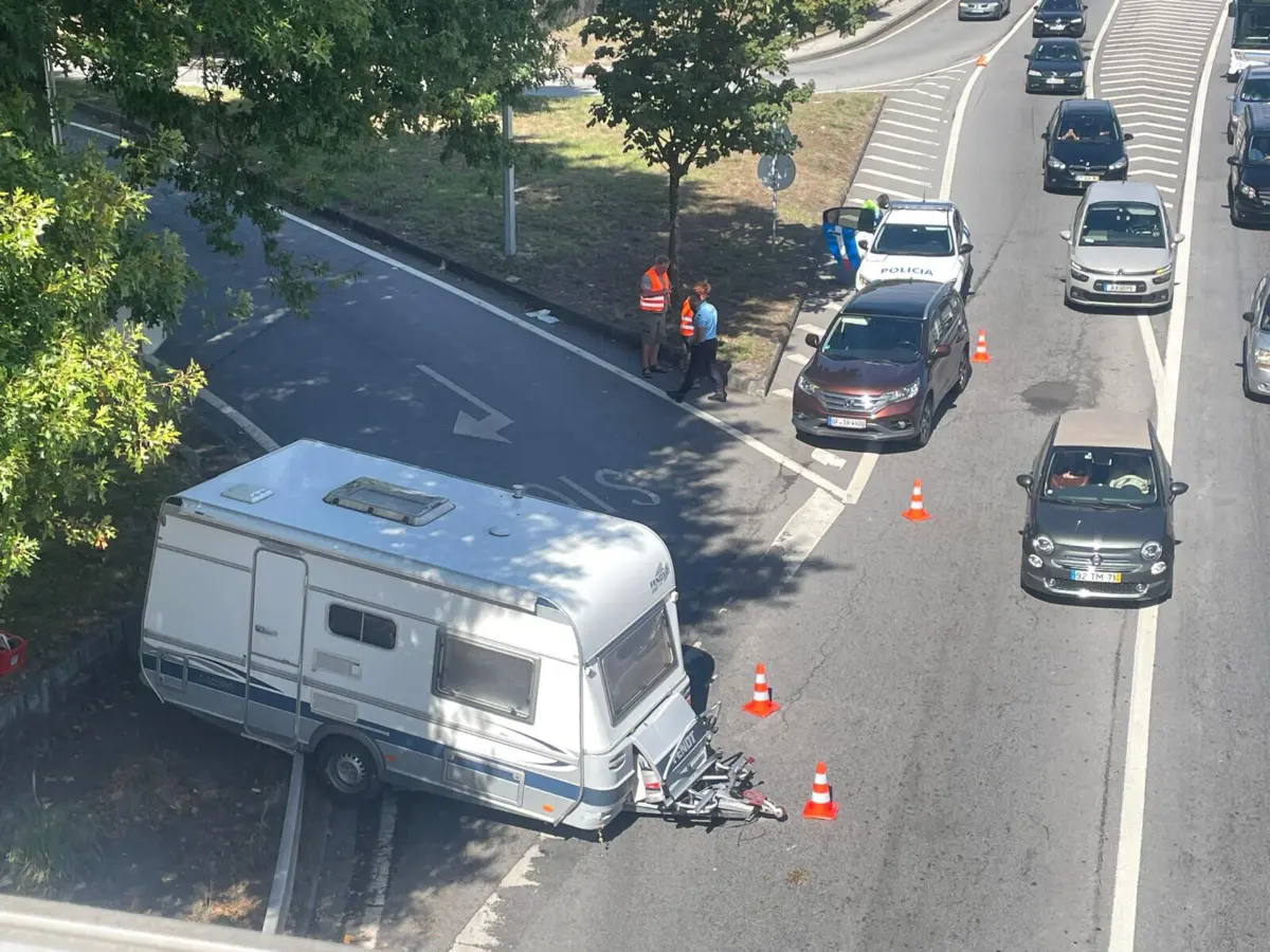 Caravana embateu nos rails