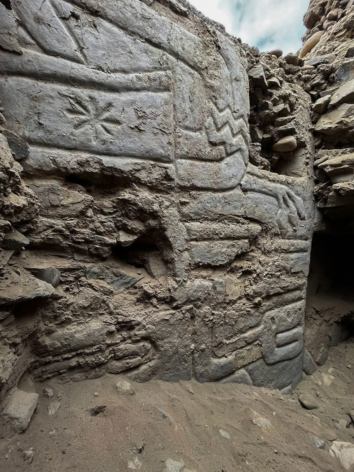 Peixes, estrelas, redes de pesca e plantas compõem as figuras do mural de adobe