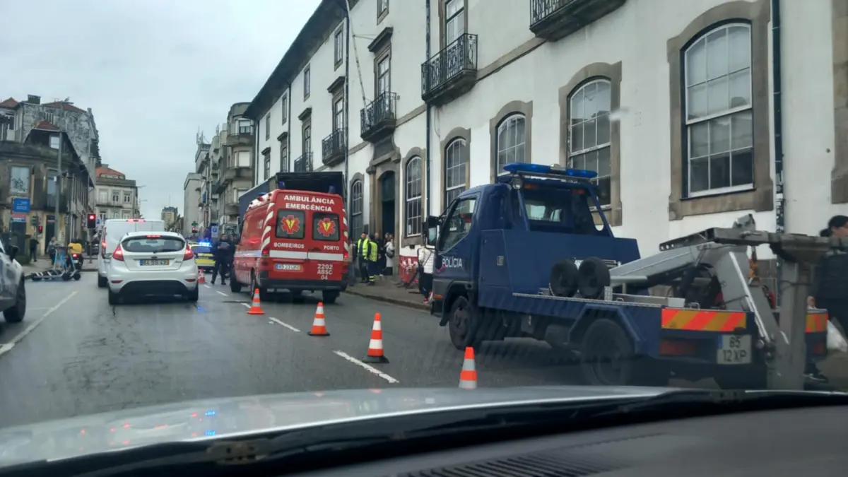 Imagem de contexto do artigo Atingida por palete quando transportava acervo da biblioteca do Porto