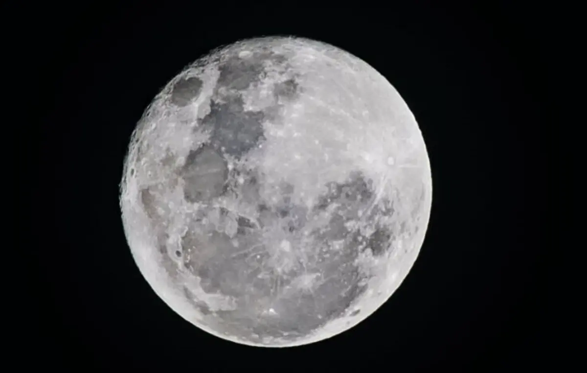 Imagem de contexto do artigo Rochas lunares anómalas podem estar na origem de alterações magnéticas