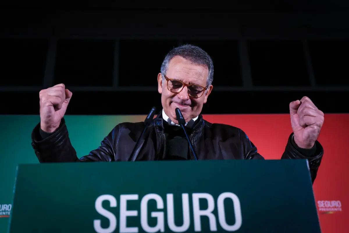 O candidato à segunda volta das eleições à Presidência da República, António José Seguro, durante uma sessão com apoiantes no Fundão, 1 de fevereiro de 2026. Os portugueses elegem o novo Presidente da República em 08 de fevereiro. JOSÉ COELHO/LUSA